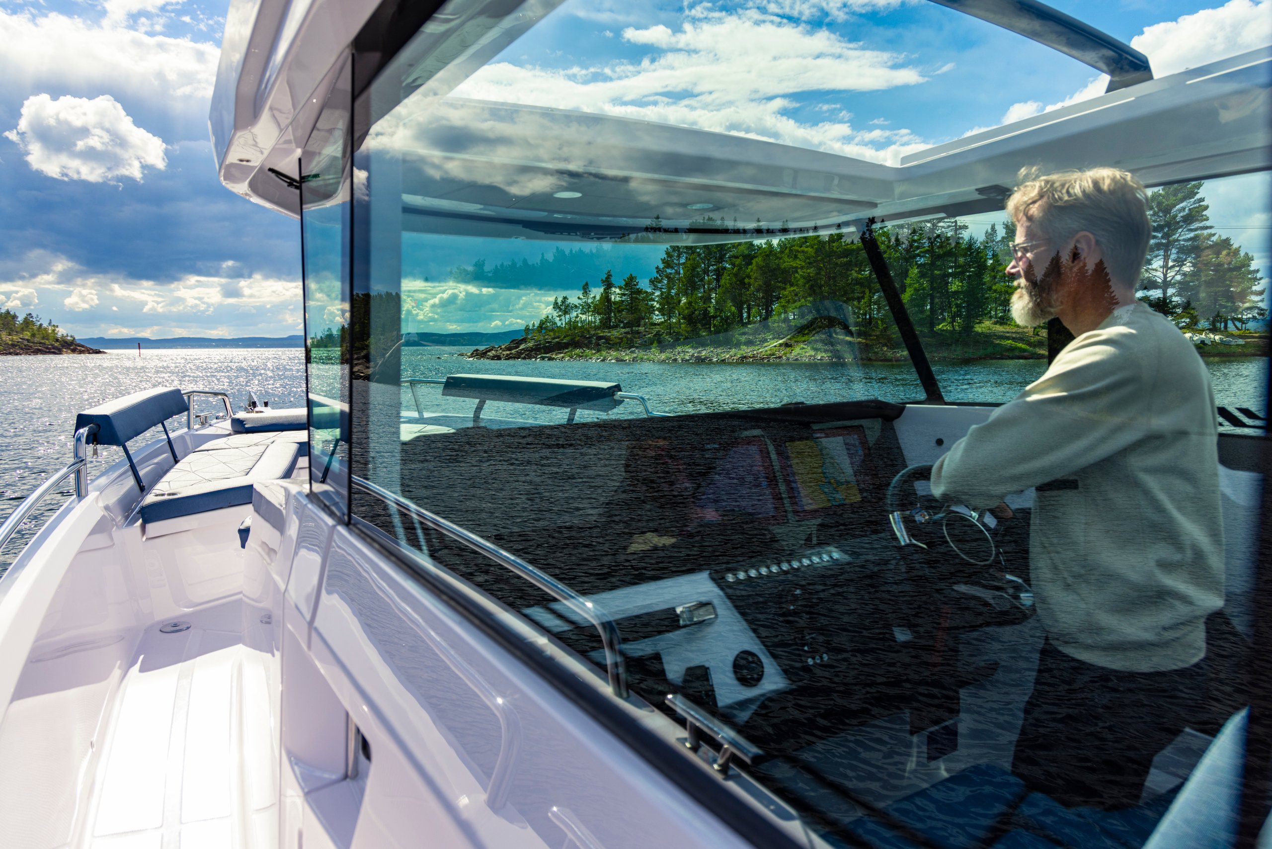 Axopar 29 XC Cross Cabin marketing photo