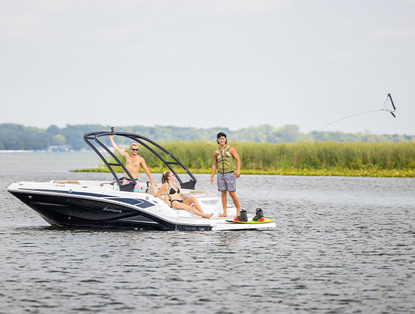 SunDeck Sport IO - Sterndrive marketing photo